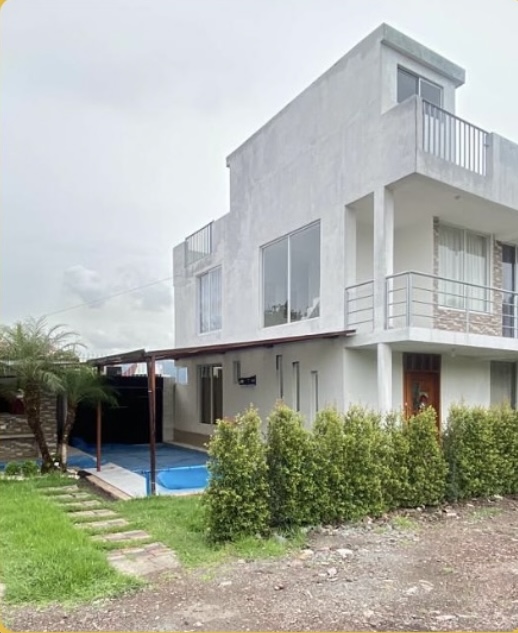 Vista de casa moderna terminada con piscina en el proyecto terminado Nuvo La Armenia de BCI.