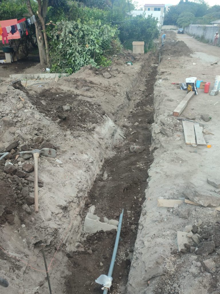 Zanja con tuberías para acometidas de alcantarillado en el proyecto terminado Nuvo La Armenia.