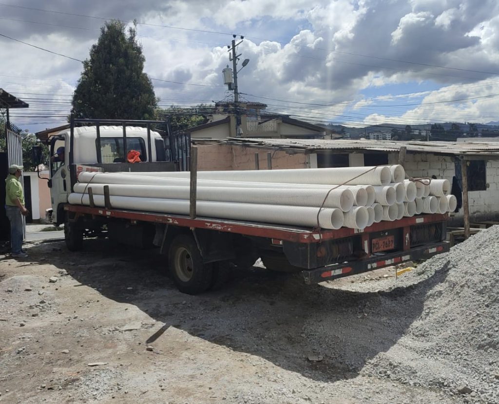 Camión transportando tuberías de PVC para acometidas del proyecto terminado Nuvo La Armenia.