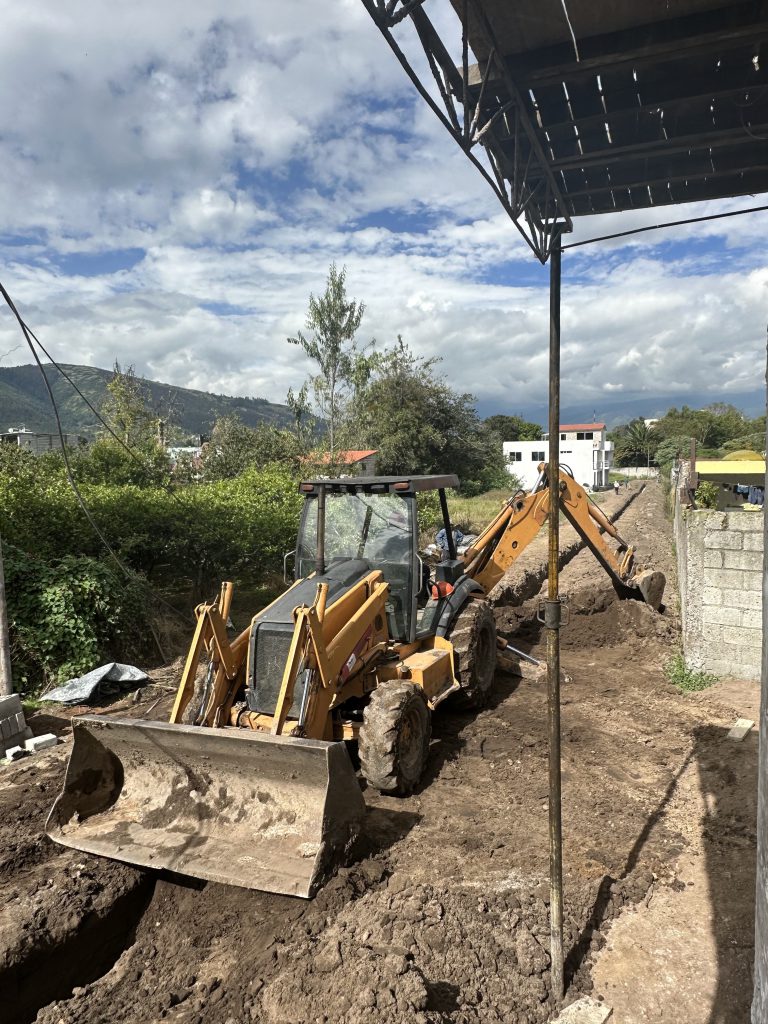 Retroexcavadora trabajando en el movimiento de tierras para la lotización del proyecto terminado Nuvo La Armenia.