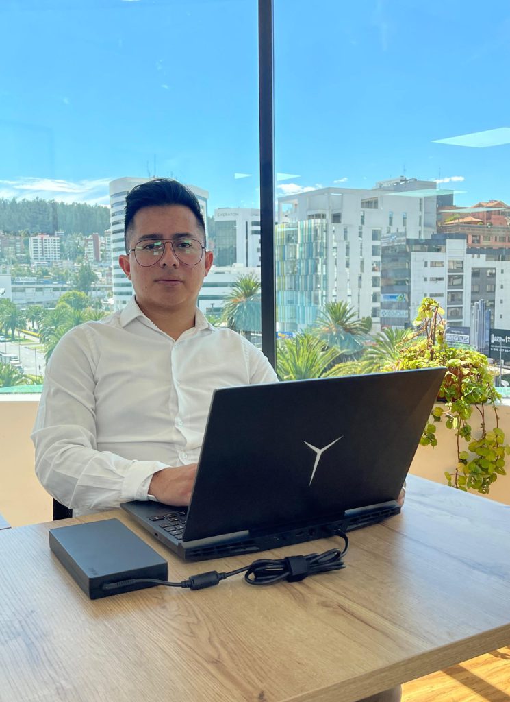 Foto de Kevin Kevin Albuja parte del departamento de arquitectura de BCI inmobiliaria