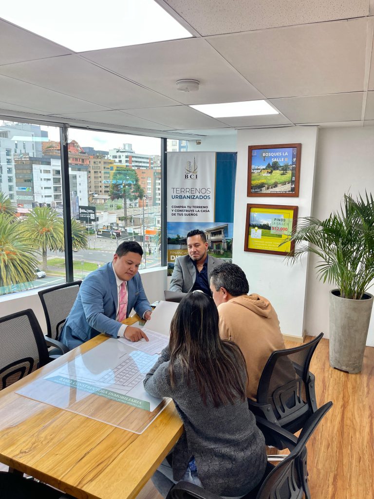 Equipo de BCI Constructora elaborando Promesas de Compra-Venta con respaldo legal