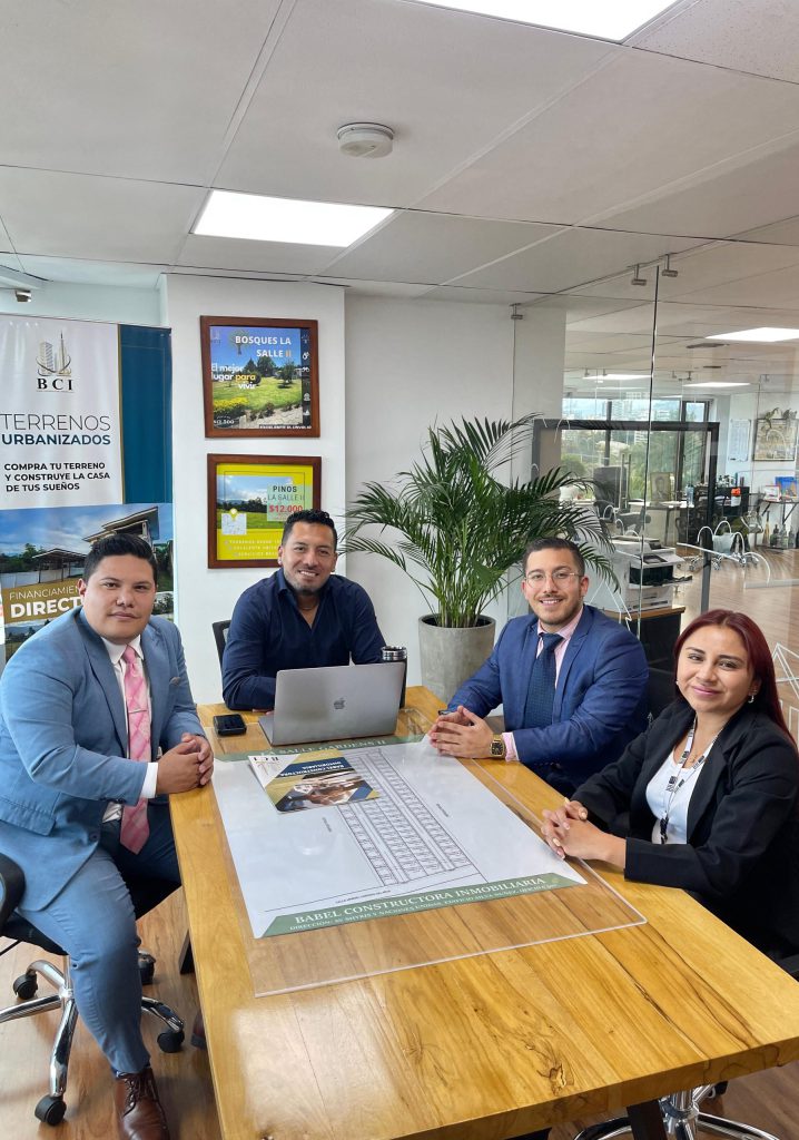 Equipo de BCI Constructora en Quito, ofreciendo experiencia y asesoría jurídica constructora inmobiliaria.