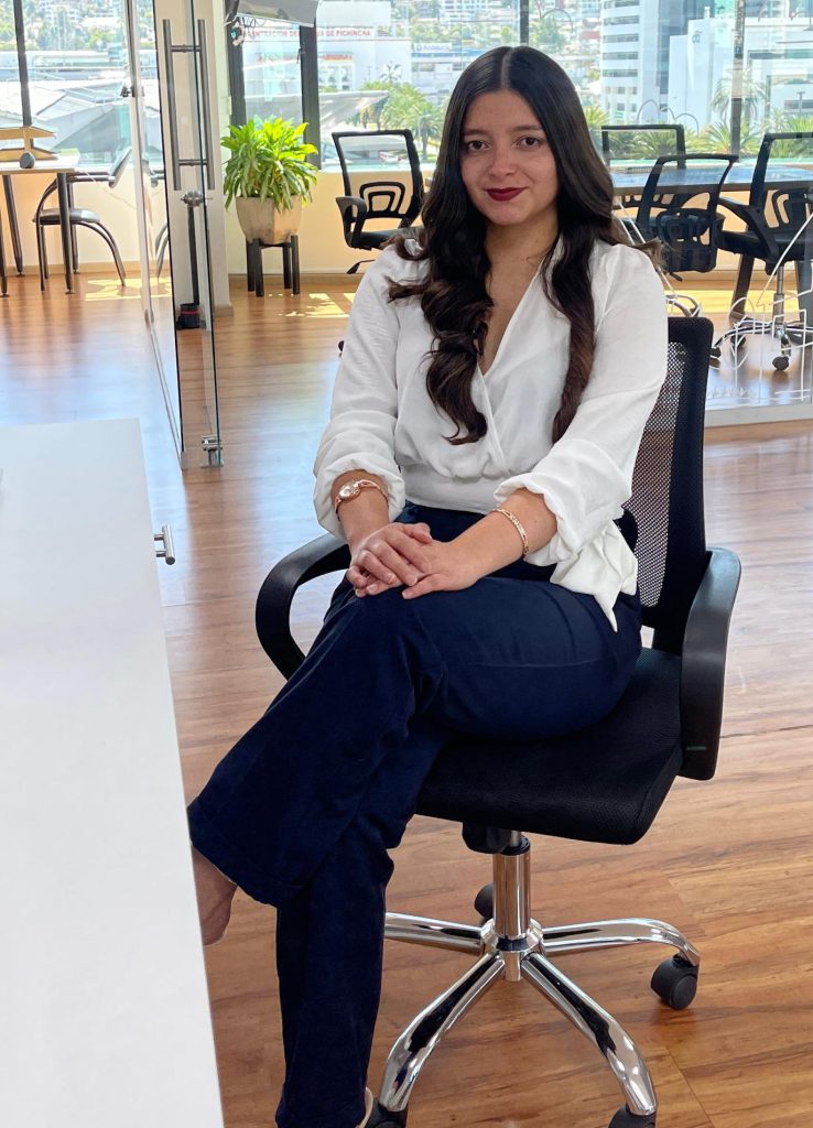 Foto de Paola Paula Torres y el equipo administrativo de BCI inmobiliaria