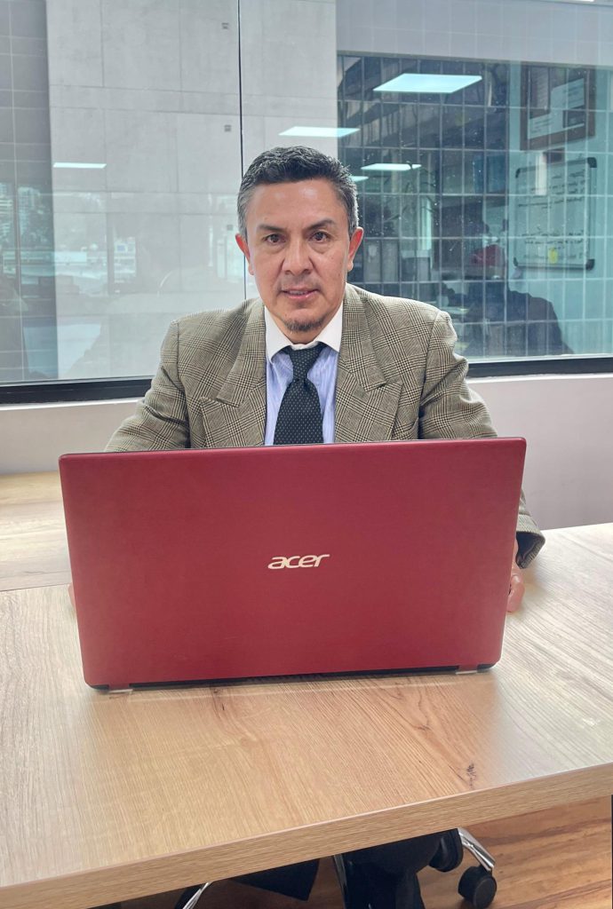 Foto de Carlos Carlos Polit parte del departamento contable de BCI inmobiliaria