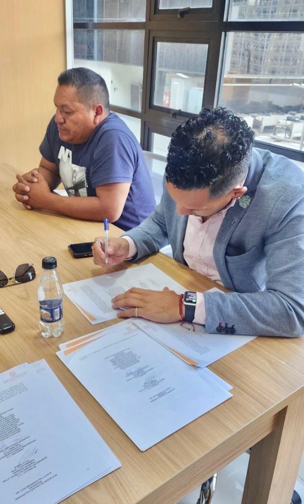 Revisión detallada de escrituras y contratos legales como parte de la asesoría jurídica