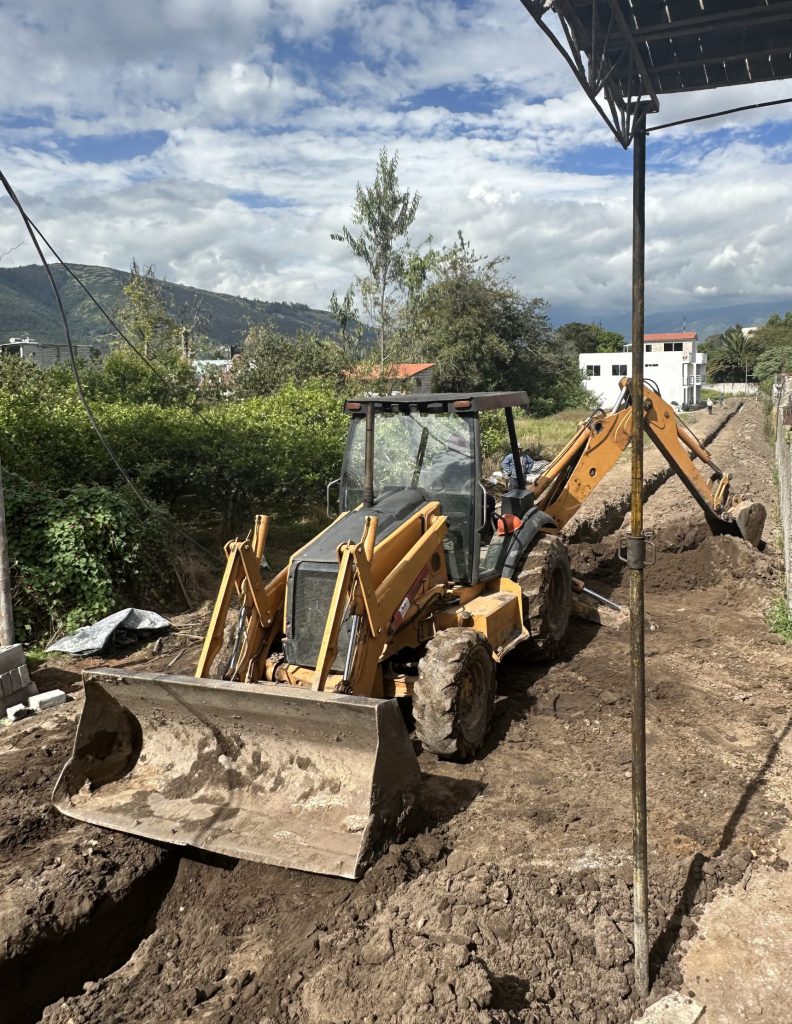 Uso de maquinaria en el aplanamiento de terreno para base sólida de BCI.