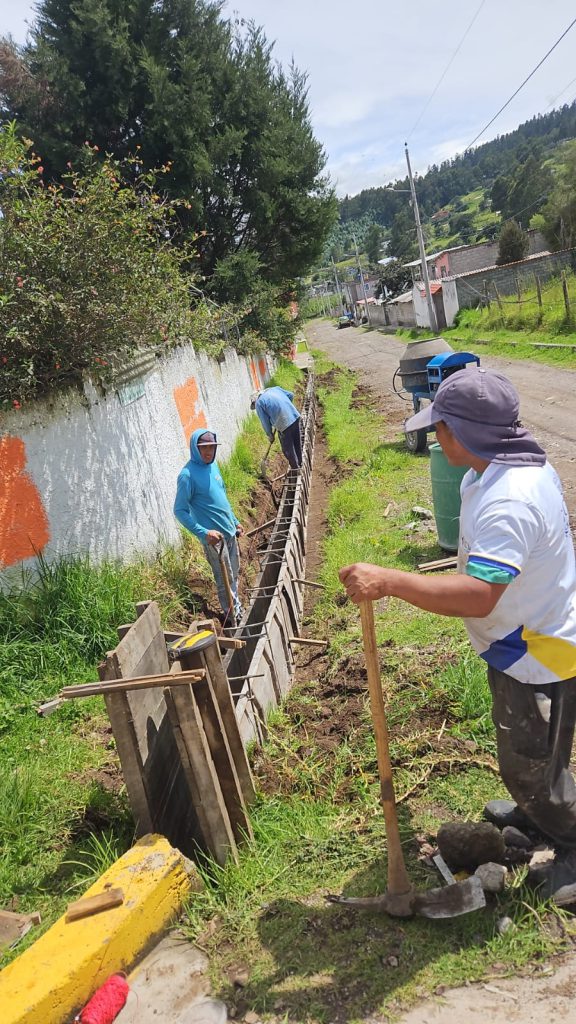 Obreros trabajando en la construcción de infraestructura para la inversión exclusiva Miranda plusvalía.
