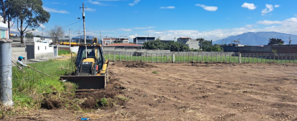 Trabajo de limpieza y aplanamiento de terreno realizado en sector los Pinos Quito
