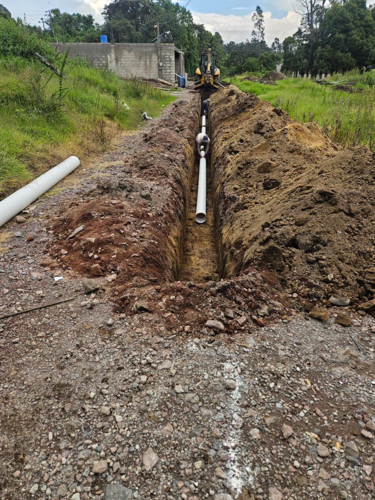Instalación de tuberías de servicios básicos como parte de la inversión en terrenos Pinos La Salle.