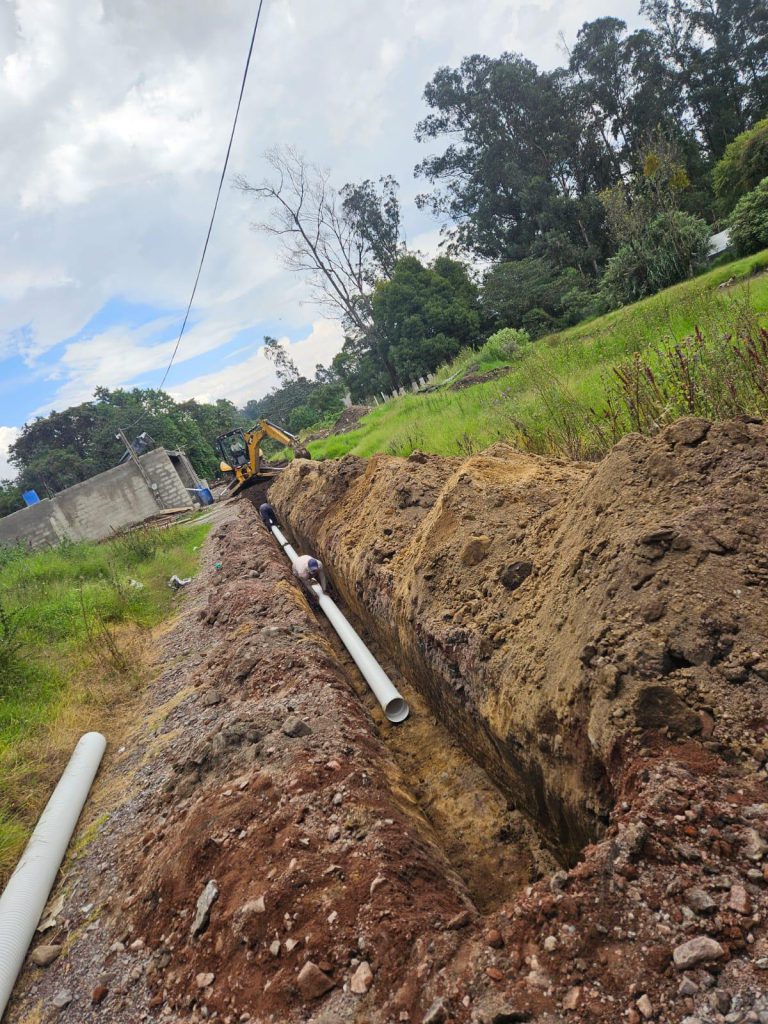 Avance en la instalación de alcantarillado en los terrenos inversión Pinos La Salle.