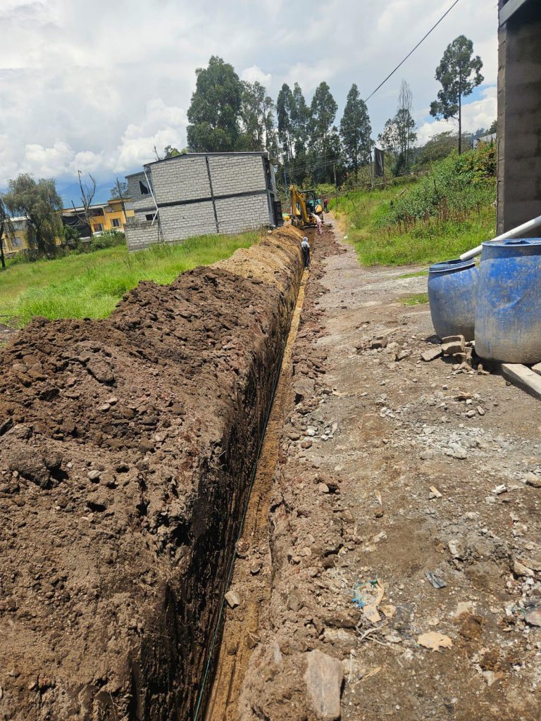 Terrenos delimitados y lotización con avance en alcantarillado en terrenos inversión Pinos La Salle.