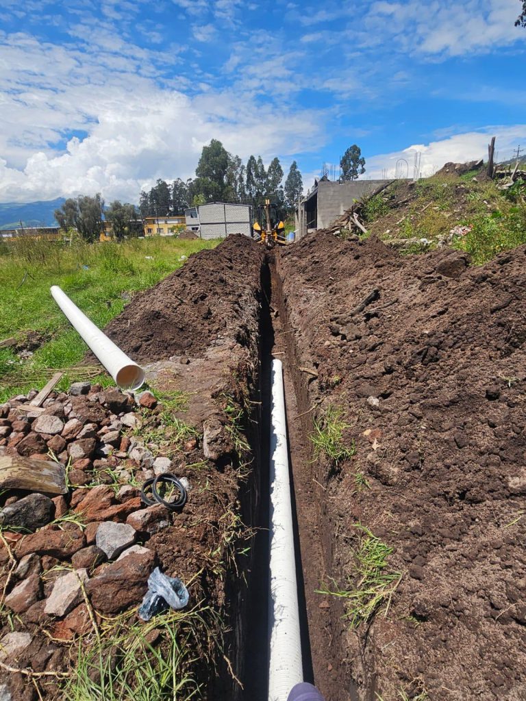 Instalación de infraestructura de acometidas en los terrenos inversión Pinos La Salle.