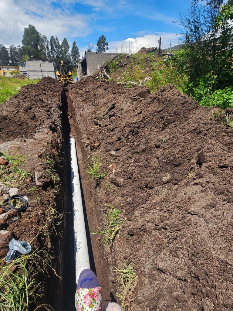 Trabajo de instalación de alcantarillado en zanja para la inversión en terrenos Pinos La Salle.