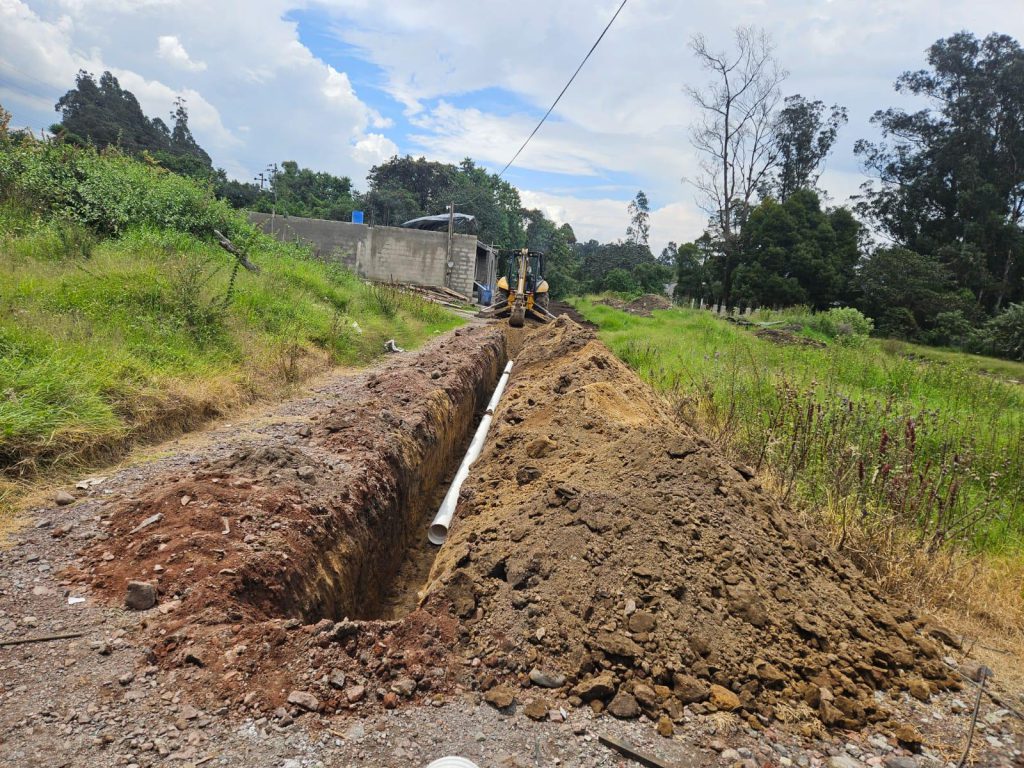 Avance del alcantarillado y movimiento de tierra en el proyecto de terrenos inversión Pinos La Salle.