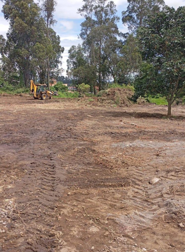 Terreno listo con aplanamiento y nivelación para construcción en Quito.