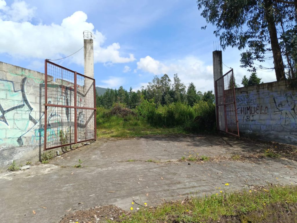 Entrada y acceso de inversión inicial Balcones plusvalía. Entrada al terreno con portón, mostrando el acceso al proyecto de inversión inicial Balcones plusvalía.