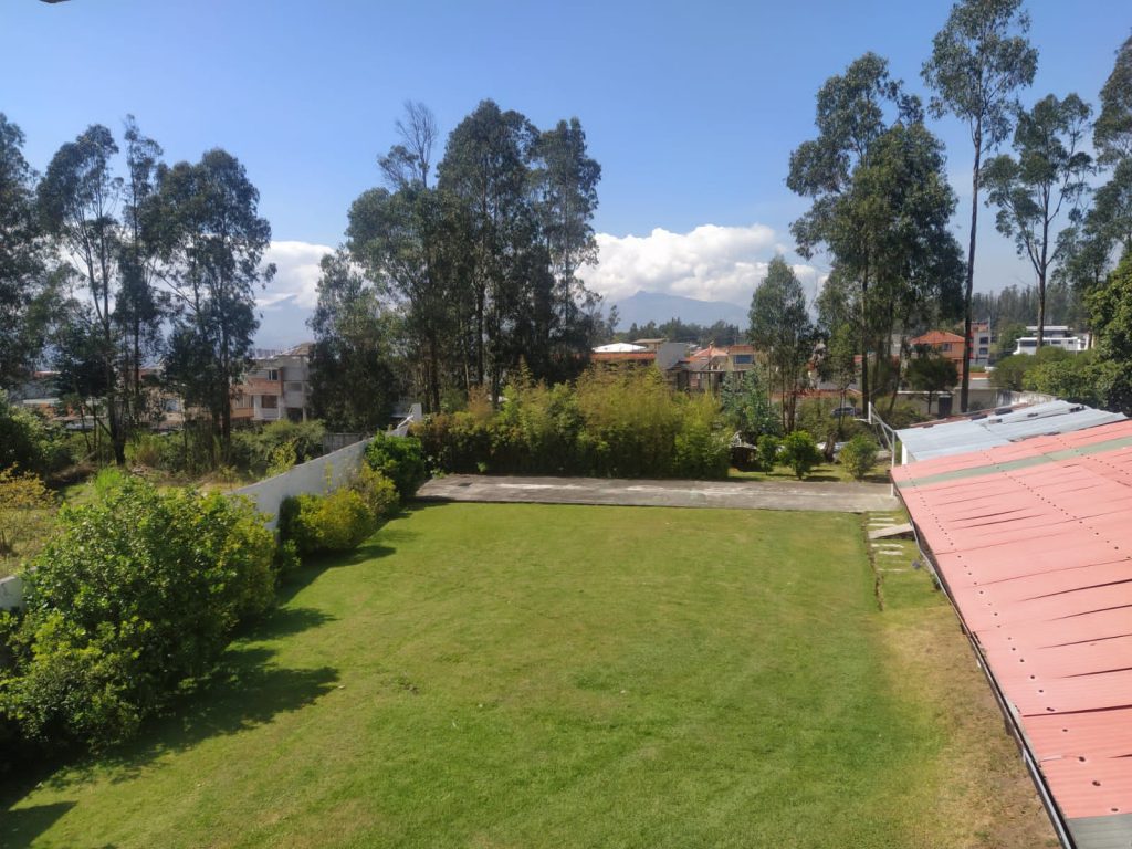 Vista de área verde con árboles, destacando el entorno para terrenos Conocoto residencial inversión.