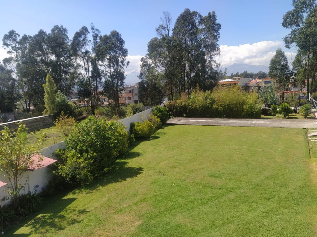 Terreno delimitado y césped en esquina, reflejo de inversión en terrenos Conocoto residencial inversión.