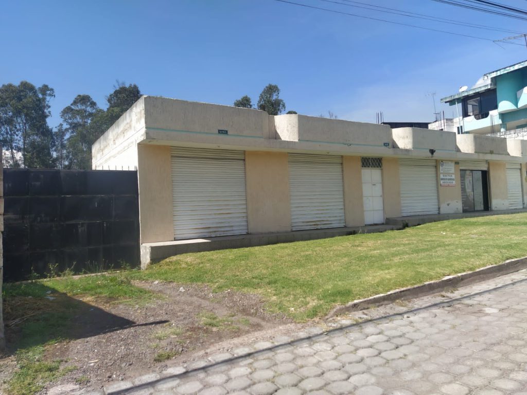 Estructura residencial y acceso vial, demostrando la conveniencia en terrenos Conocoto residencial inversión.