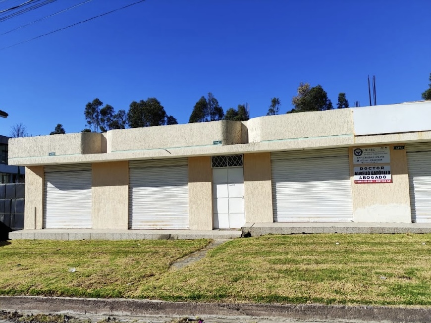 Entorno residencial con estructuras y césped cuidado en terrenos Conocoto residencial inversión.