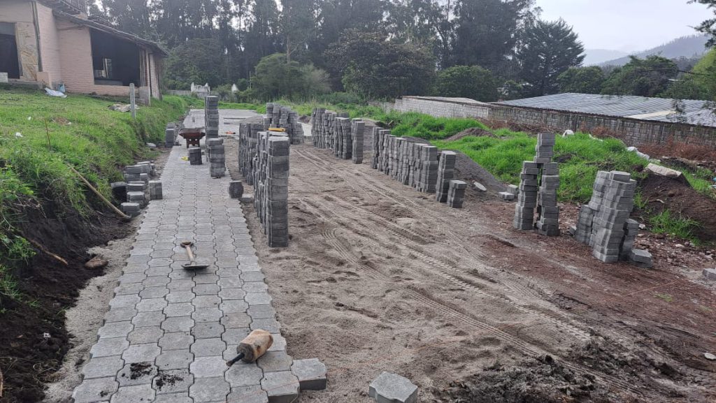Suministro de adoquín y preparación de terreno para infraestructura en proyecto terminado Jardines Ushimana.