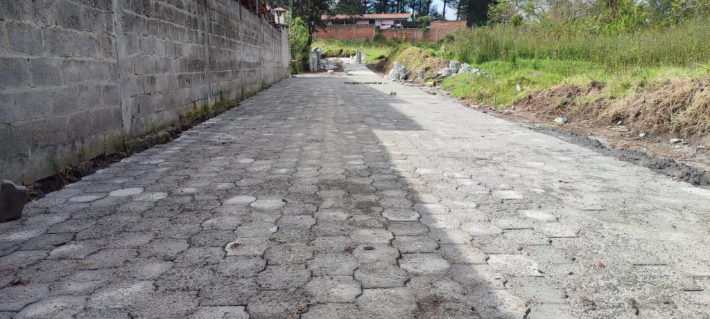 Calle adoquinada y urbanizada con infraestructura completa en el proyecto terminado Jardines Ushimana.