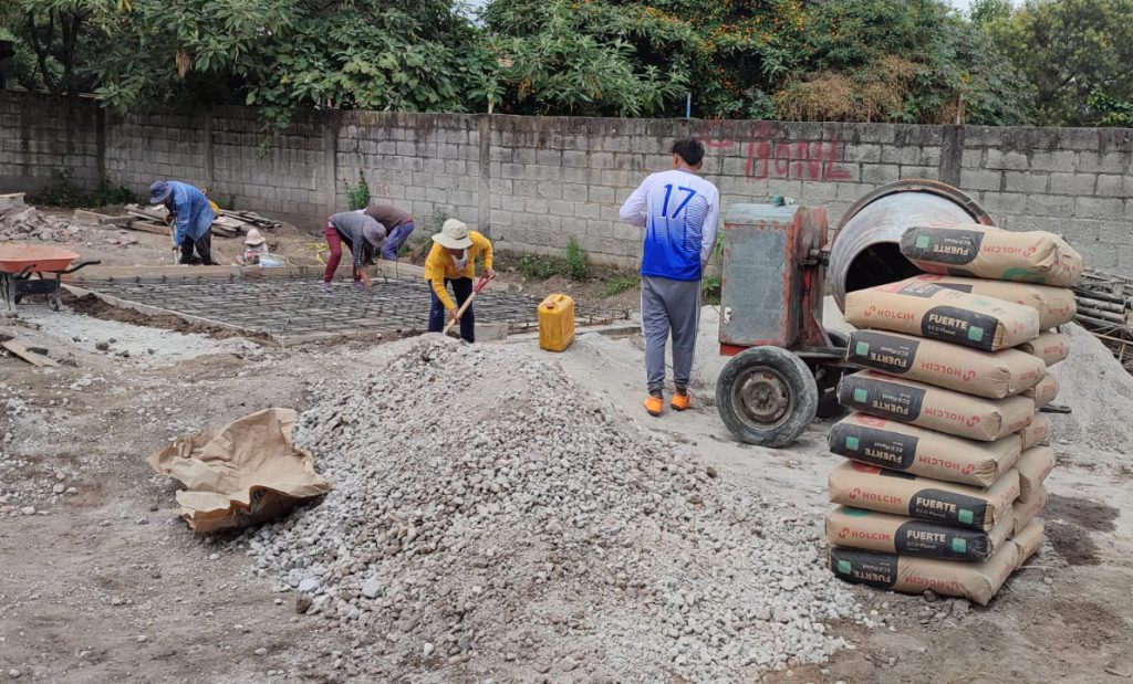 Equipo de construcción de BCI trabajando en la base de infraestructura del proyecto terminado Jardines Ushimana.