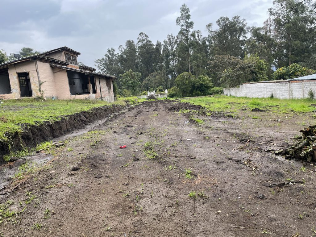 Vista general del terreno sin urbanizar, mostrando el desnivel y entorno natural del proyecto terminado Jardines Ushimana.