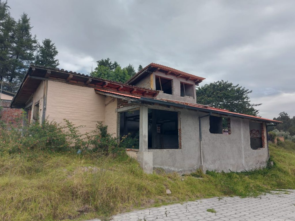 Casa de vivienda terminada con techo y entorno natural en el proyecto terminado Jardines Ushimana.