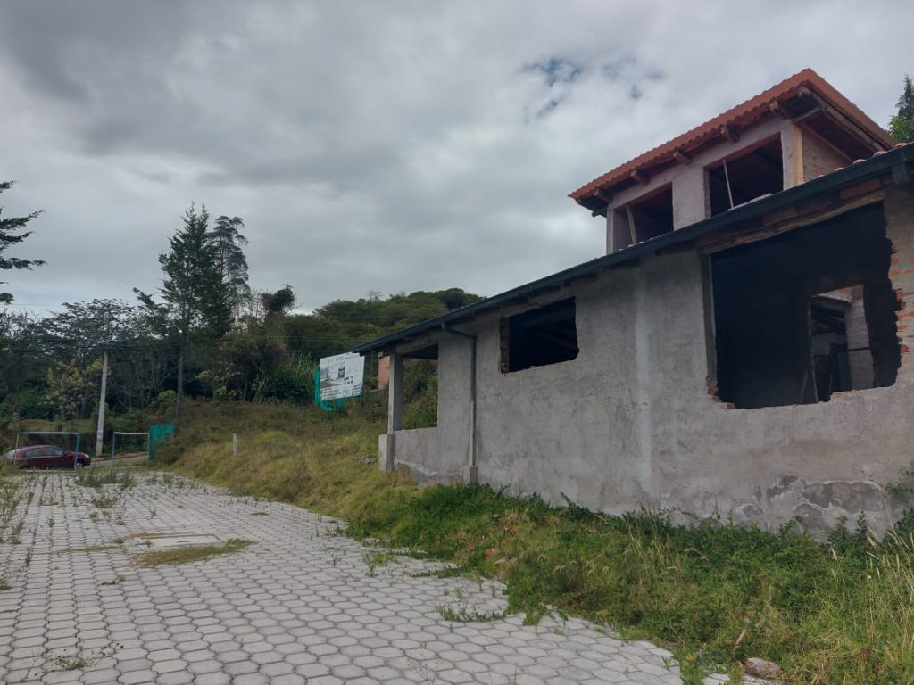 Progreso de construcción: Casa en obra gris con acabados exteriores en el proyecto terminado Jardines Ushimana.