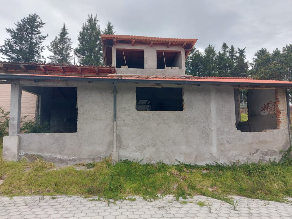 Construcción de vivienda en obra gris con vistas frontales en el proyecto terminado Jardines Ushimana.