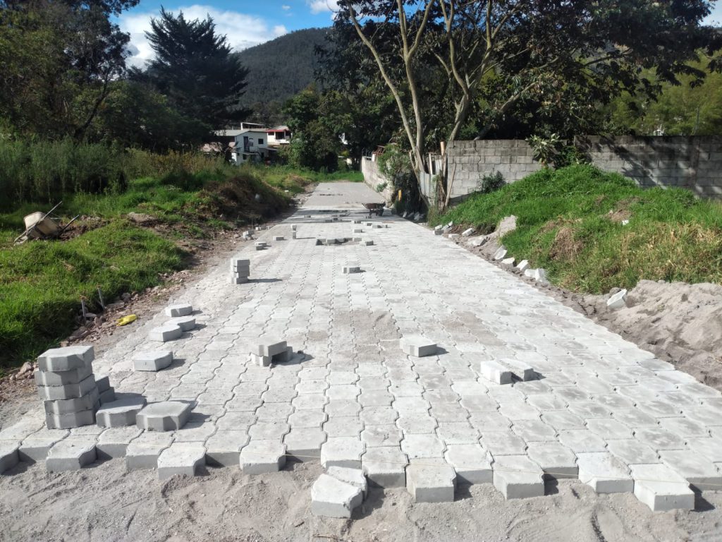 Instalación de adoquín y urbanización de calle durante el proyecto terminado Jardines Ushimana.