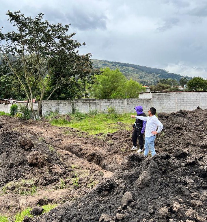Equipo de BCI inspeccionando el terreno sin urbanizar antes del desarrollo del proyecto terminado Jardines Ushimana.