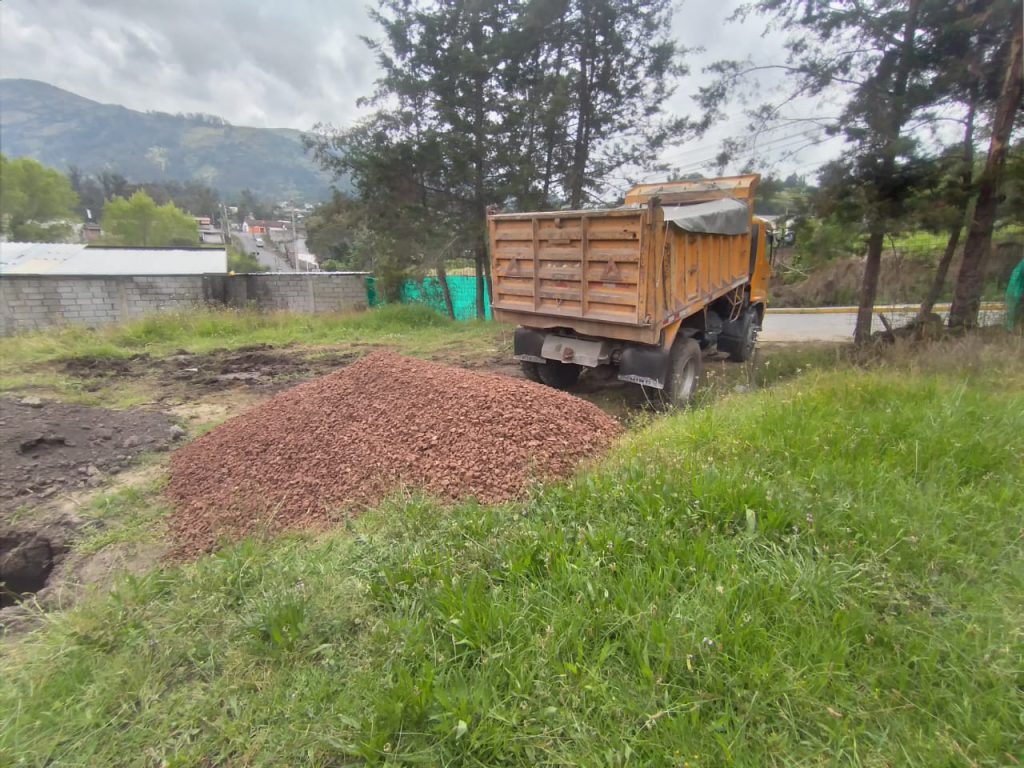 Camión volcando ripio para la base de infraestructura vial en el proyecto terminado Jardines Ushimana.