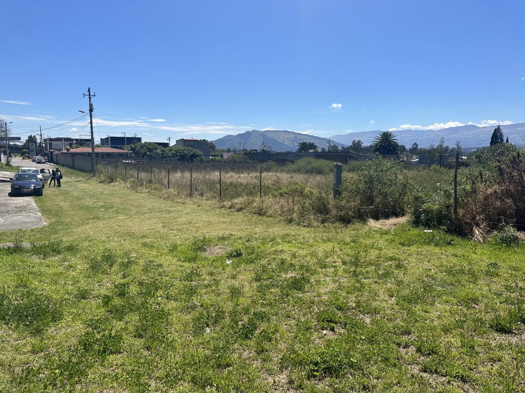 Terreno con césped y cerramiento, ideal para inversión en terrenos Miranda proyección.