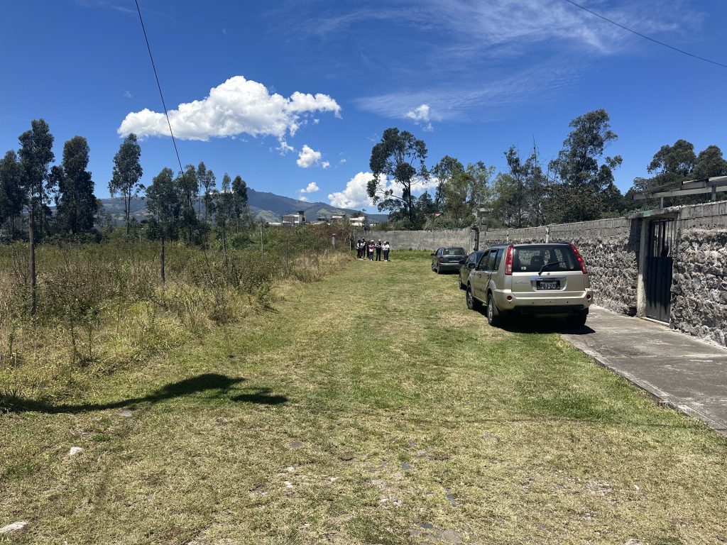 Vehículos en el sitio, indicando la inspección y comercialización de inversión en terrenos Miranda proyección.