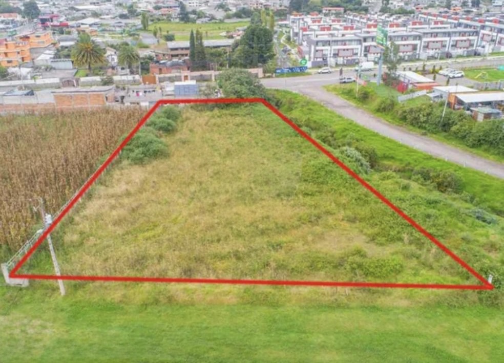 Vista del área de lotización con delimitación roja, clave para inversión en terrenos Miranda proyección.