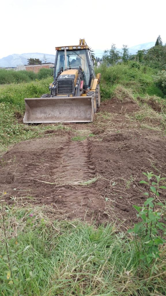 Maquinaria nivelando el suelo, asegurando la calidad para inversión en terrenos Miranda proyección.