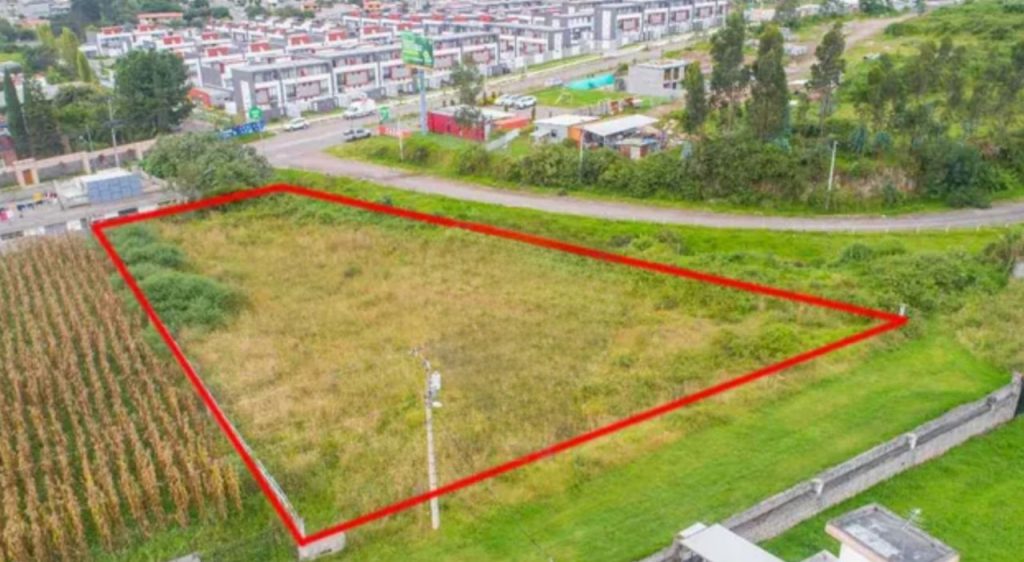 Vista aérea del terreno con delimitación roja, mostrando los límites de inversión en terrenos Miranda proyección.