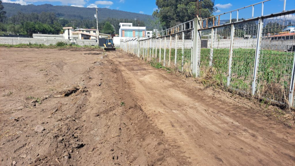 Calle de acceso con tierra removida, parte del desarrollo de inversión en terrenos Miranda proyección.