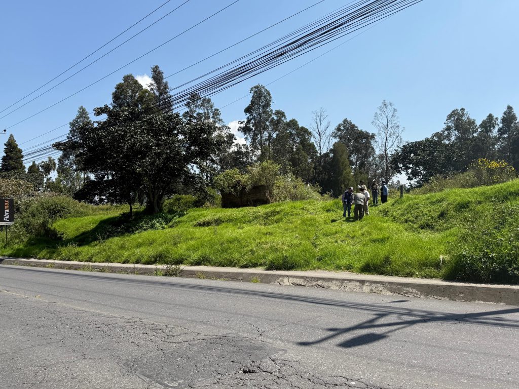 Equipo de BCI inspeccionando el terreno, cerca de la vía principal, en terrenos inversión Conocoto La Salle.
