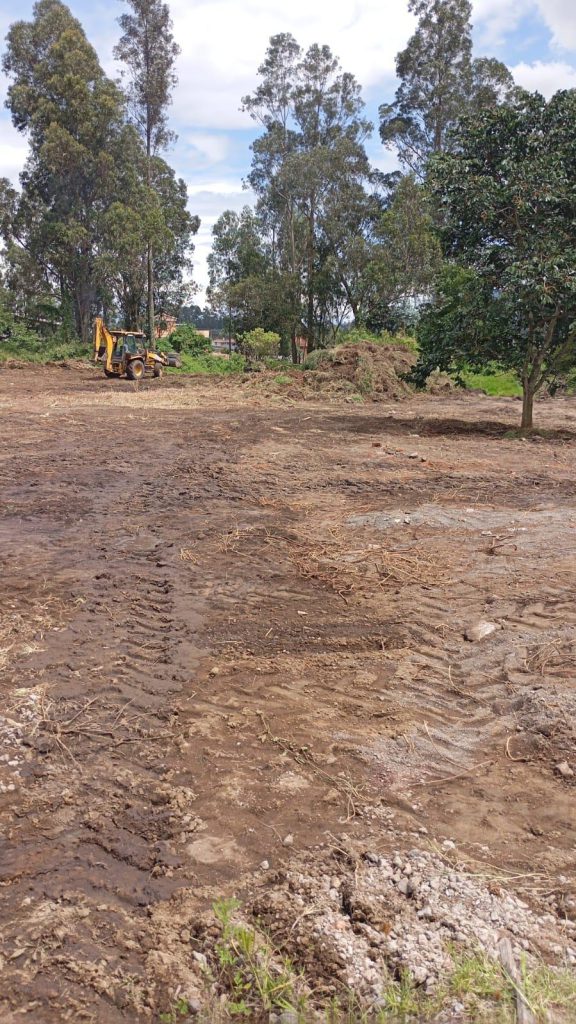 Terreno con huellas de maquinaria indicando la apertura de calles en terrenos inversión Conocoto La Salle.