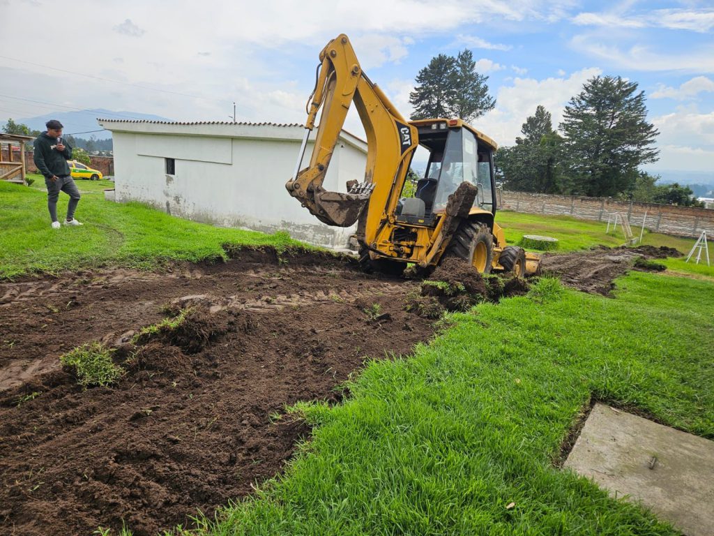 Retroexcavadora trabajando en la apertura de zanja, avance de infraestructura en terrenos inversión Bosques La Salle.