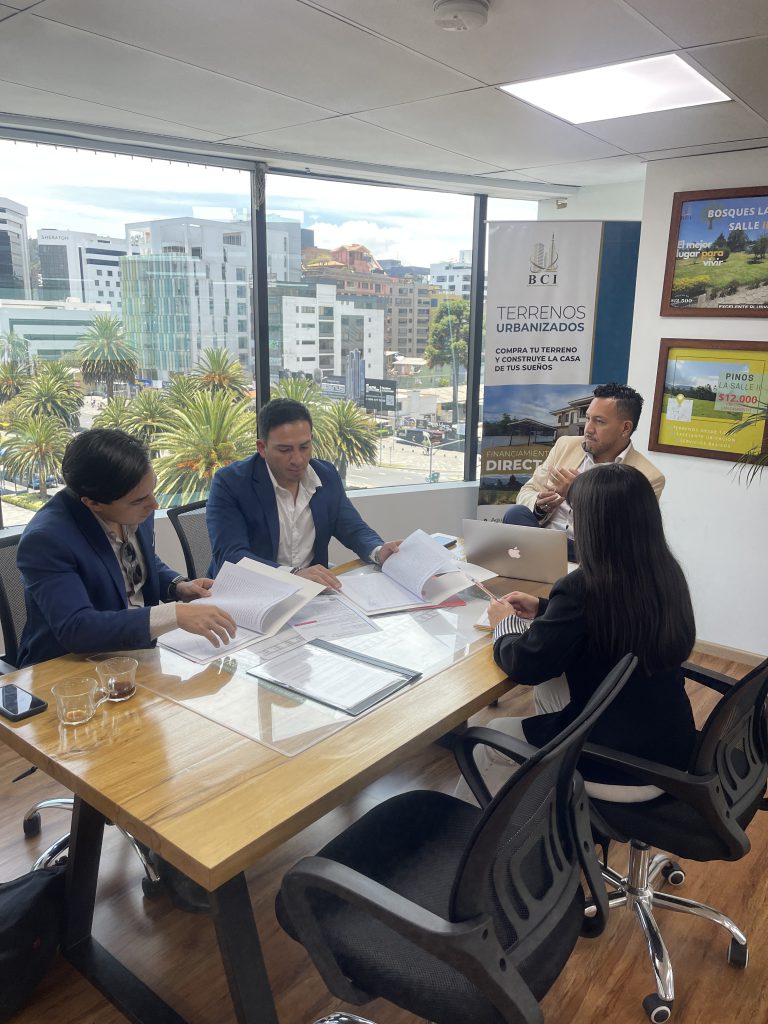 Equipo de BCI revisando actas de mediación y documentos, parte de su asesoría jurídica inmobiliaria.