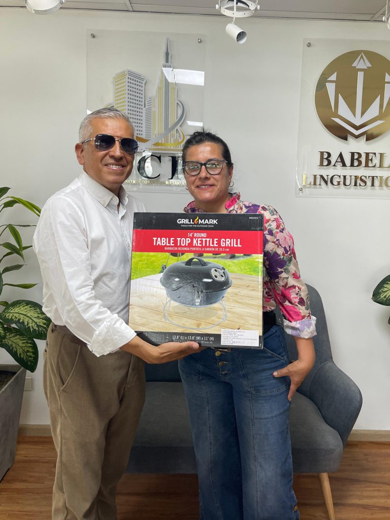 Testimonio cliente 2 Cliente satisfecho y pareja recibiendo regalo por fidelidad después de la construcción en BCI.