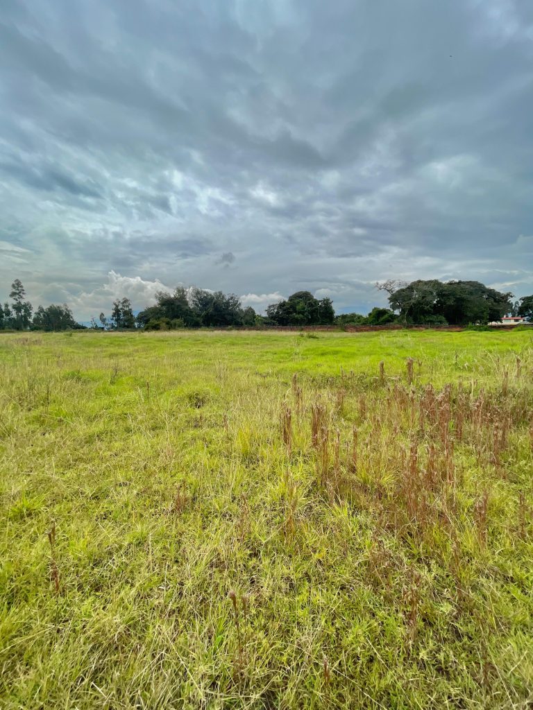 Vista panorámica del terreno con gran extensión, listo para inversión terrenos Conocoto crecimiento.
