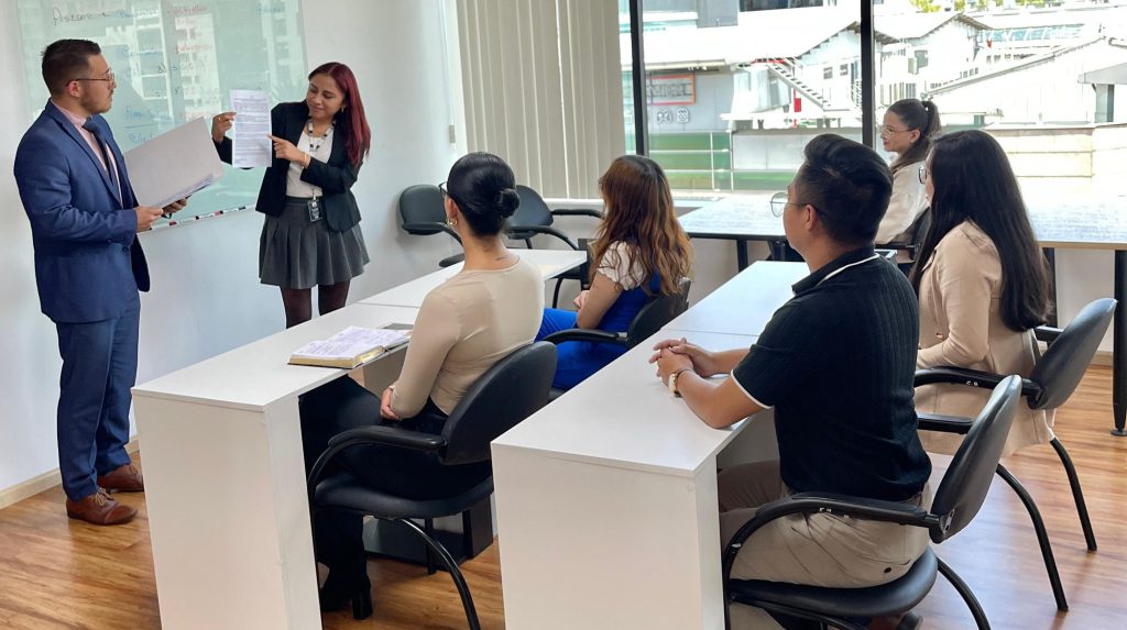 Profesionales de BCI Constructora brindando asesoría jurídica integral para proyectos inmobiliarios en Quito.